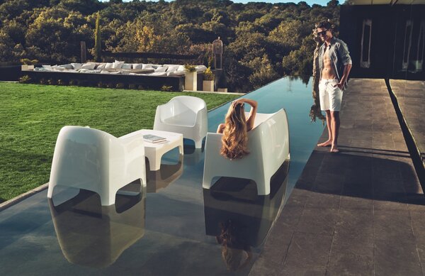 VONDOM Hnědé plastové zahradní lounge křeslo SOLID