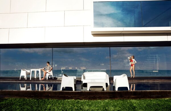VONDOM Hnědé plastové zahradní lounge křeslo SOLID