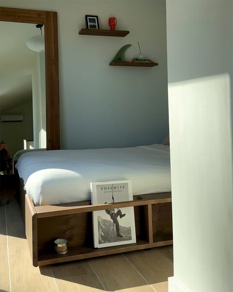 Hnědá dvoulůžková postel z borovicového dřeva s roštem 180x200 cm Ziggy – Karup Design
