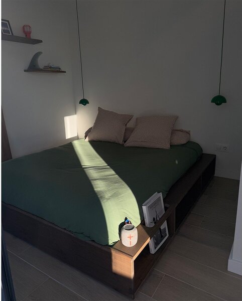 Hnědá dvoulůžková postel z borovicového dřeva s roštem 180x200 cm Ziggy – Karup Design