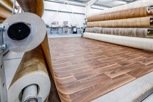 PVC podlaha Essentials (Iconik) 150 hazelnut brown - 2,75x5,1m (RO)