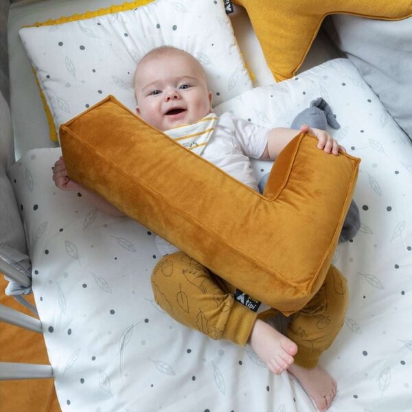 Yellow Tipi Béžový bouclé polštář písmeno T 40 cm