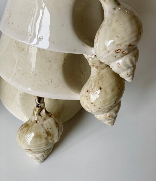 Christina Iversen Studio Porcelánový hrnek s ouškem Konkylie CHI105