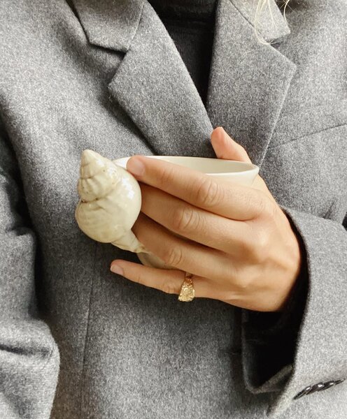Christina Iversen Studio Porcelánový hrnek s ouškem Konkylie CHI105