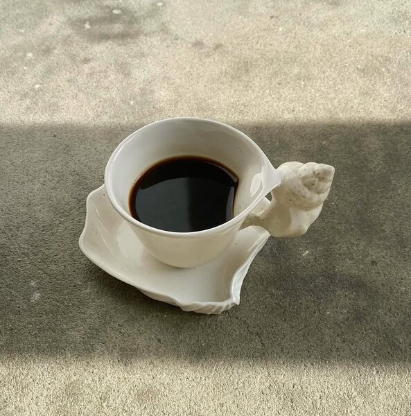 Christina Iversen Studio Porcelánový hrnek s ouškem Konkylie CHI105
