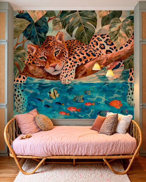 Fototapety Leopard mezi tropickými listy nad vodou s rybou, Fototapety s přírodními motivy, w05954v1 : uwalls.cz