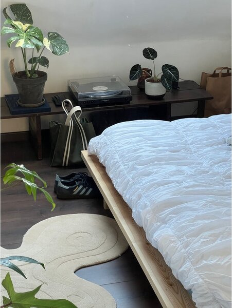 Jednolůžková postel z borovicového dřeva s roštem v přírodní barvě 90x200 cm Japan – Karup Design