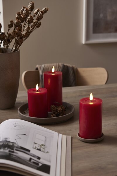 LED svíčka Flamme Flow Pillar Red 17,5 cm