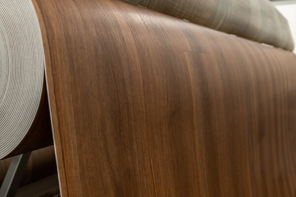 PVC podlaha Essentials (Iconik) 280T Noce Classico Red Brown - 4x1,6m (RO)
