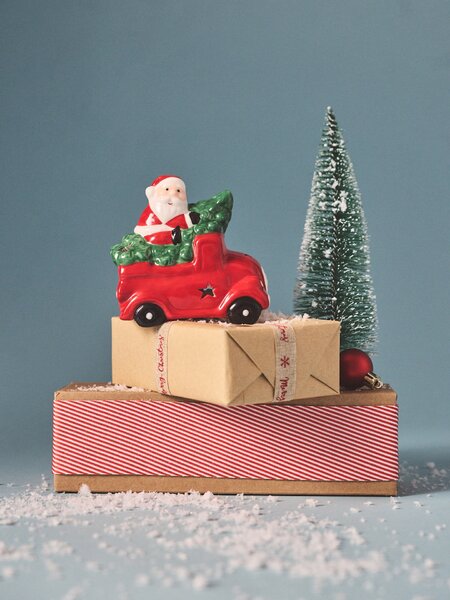 Sinsay - LED dekorace ve tvaru Santa Clause v nákladním autě - červená