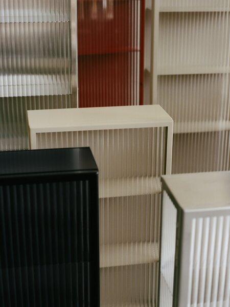 Nástěnná skříňka Haze Reeded Glass – Cashmere