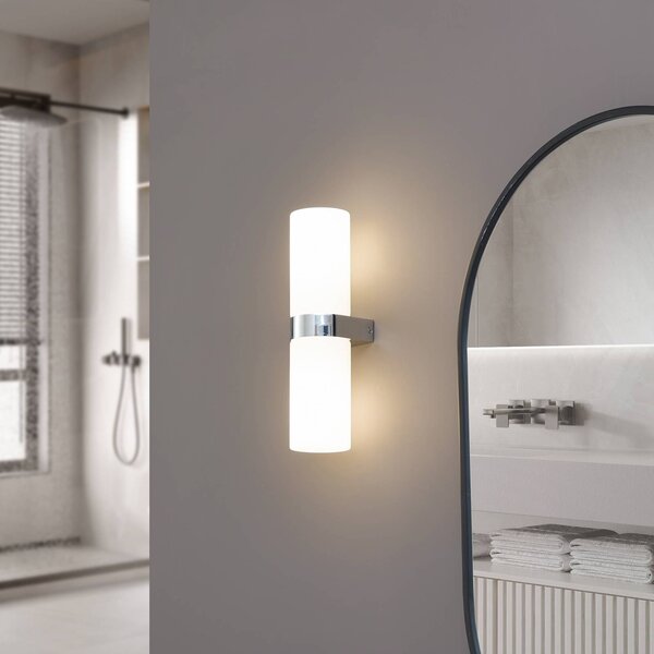 Lucande Koupelnové nástěnné svítidlo Basolo, chrom, výška 31,5 cm, sklo, IP44, stmívatelný, Chrom / stříbro, Koupelna, Moderní