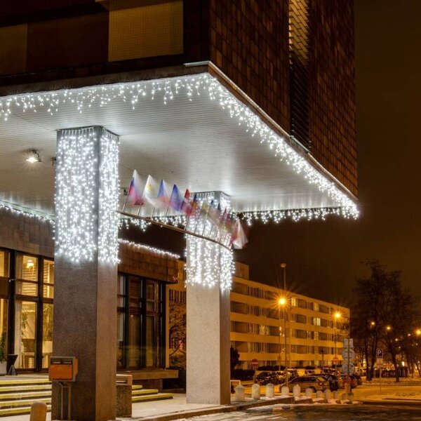 DECOLED Easy Fix LED světelný závěs venkovní, 100 × 150 cm, ledově bílá, 150 diod, bílý kabel, IP67, prodlužovací