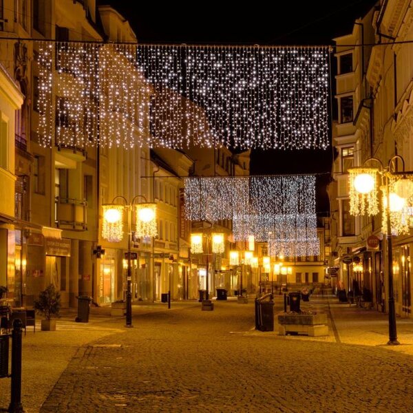 DECOLED Easy Fix LED světelný závěs venkovní, 100 × 150 cm, ledově bílá, 150 diod, bílý kabel, IP67, prodlužovací