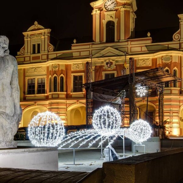 DECOLED 3D LED světelná koule, pr. 80 cm, ledově bílá, černý kabel
