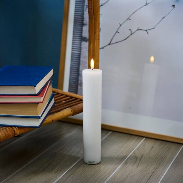 SIRIUS LED svíčka na baterie vosková Sille, Ø 5 × 25 cm, bílá, 2× AA