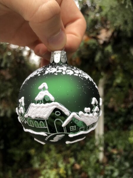 Slezská tvorba Skleněná vánoční koule zelená, motiv vesnička