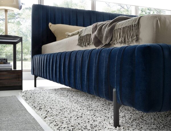 Tmavě modrá čalouněná dvoulůžková postel s úložným prostorem s roštem 140x200 cm Plissa – ELTAP