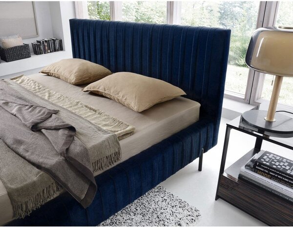 Tmavě modrá čalouněná dvoulůžková postel s úložným prostorem s roštem 140x200 cm Plissa – ELTAP