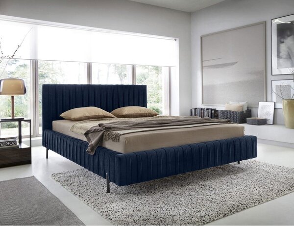 Tmavě modrá čalouněná dvoulůžková postel s úložným prostorem s roštem 140x200 cm Plissa – ELTAP