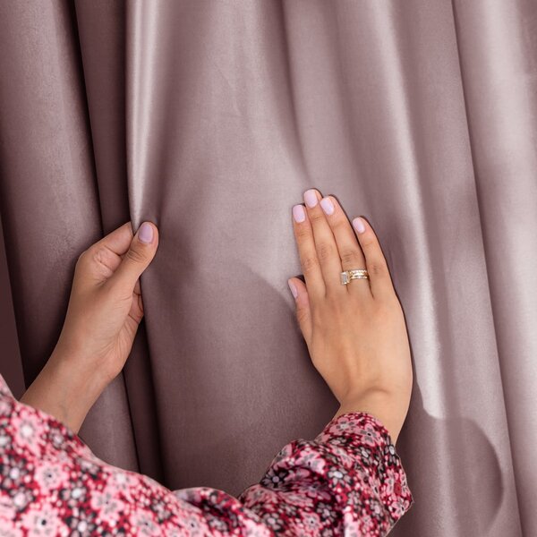 Světle hnědý sametový dimout závěs 140x245 cm Pleat – Restilo