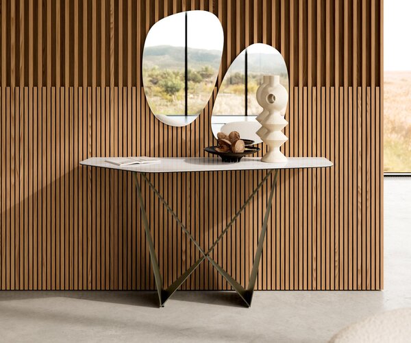 DELIFE Konzolový stůl Edge polygonální 140×50 cm keramika onyx champagne Spios kov titanová barva