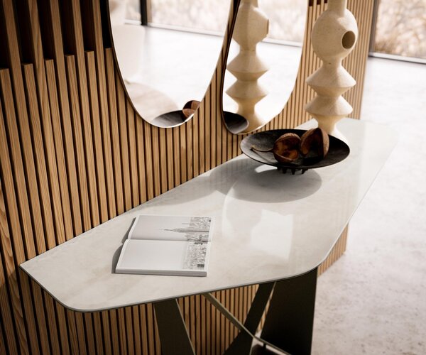 DELIFE Konzolový stůl Edge polygonální 140×50 cm keramika onyx champagne Spios kov titanová barva