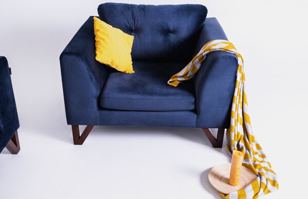 Nordic Design Tmavě modré sametové křeslo Sonny