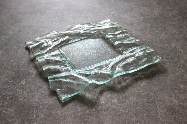 BDK-GLASS Skleněný čirý talíř se zvlněným okrajem - 30x30cm
