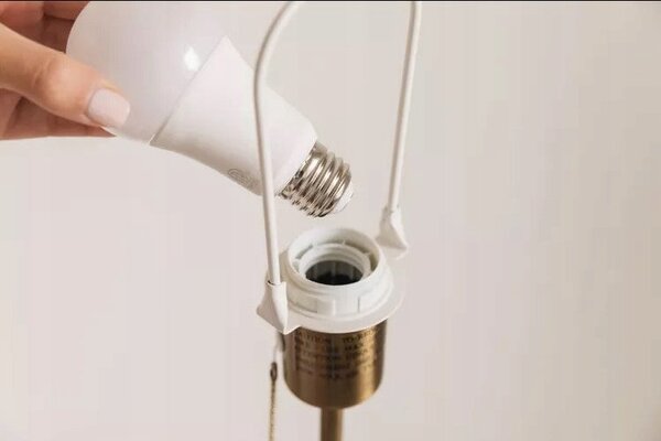 LED žárovka E27 15 W, 2100 lm, neutrální bílá, úhel 200°, Ø 60 mm