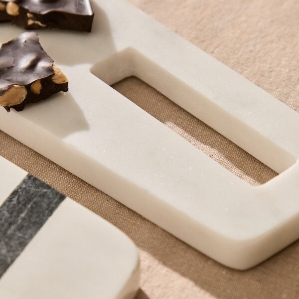 Bílo-černé mramorové servírovací prkénko Kave Home Nira 40 x 12 cm