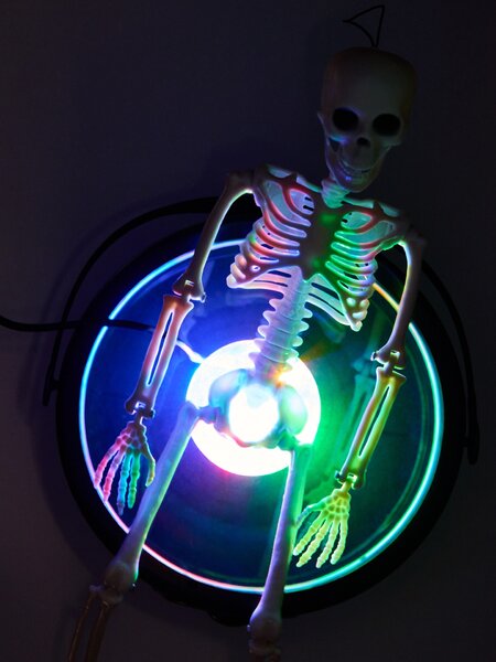 Sinsay - Halloweenská LED dekorace - kostlivec v kotlíku - černá