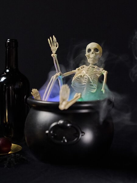 Sinsay - Halloweenská LED dekorace - kostlivec v kotlíku - černá