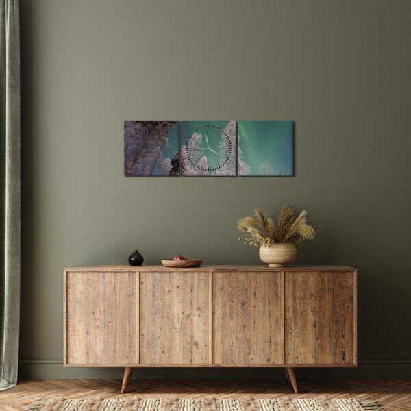 Obraz polární záře nad zmrzlými stromy (s hodinami) (90x30 cm)