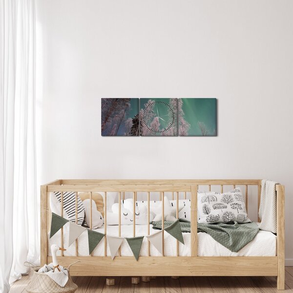 Obraz polární záře nad zmrzlými stromy (s hodinami) (90x30 cm)