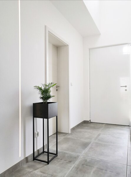 Květináč na vysokých nohách ELEVATE SQUARE, ocel, výška 79 cm, černý mat