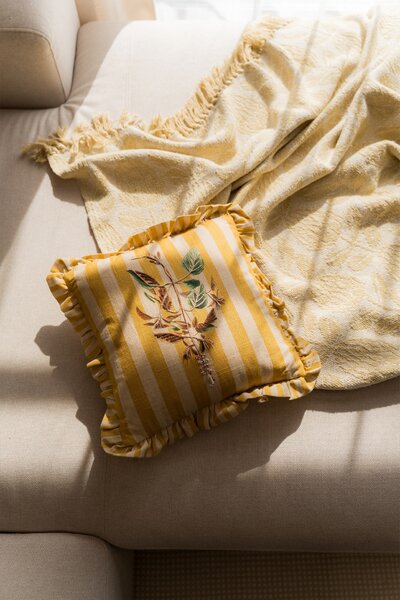 Dekorativní polštář s výšivkou Camila Yellow 35 × 35 cm