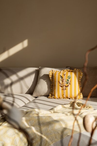 Dekorativní polštář s výšivkou Camila Yellow 35 × 35 cm