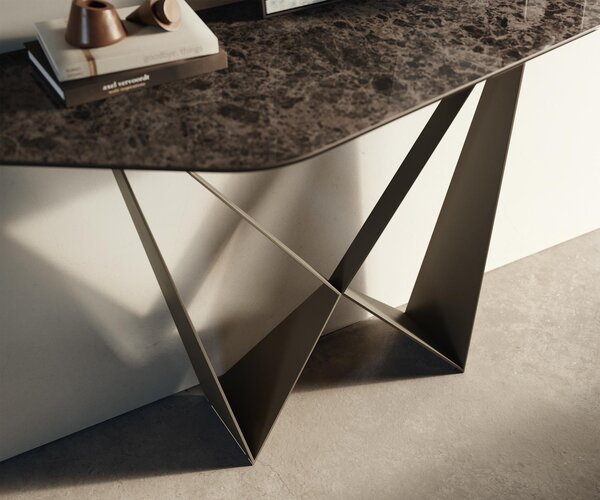 DELIFE Konzolový stůl Edge polygonální 140×50 cm keramika Emperador Extra Lucidato tmavě hnědá Spios kov titanová barva