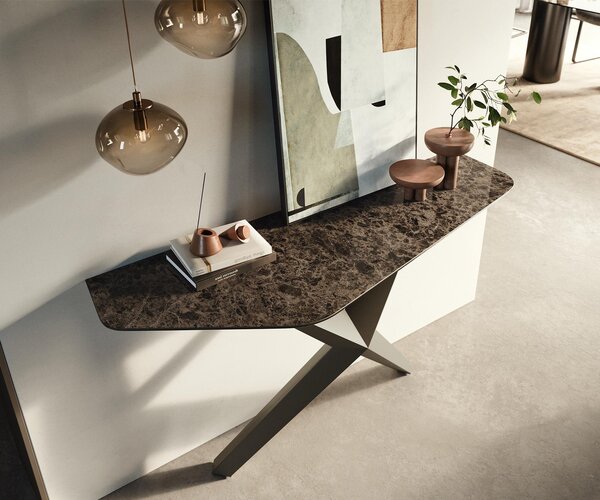 DELIFE Konzolový stůl Edge polygonální 140×50 cm keramika Emperador Extra Lucidato tmavě hnědá Zentharo kov titanová barva
