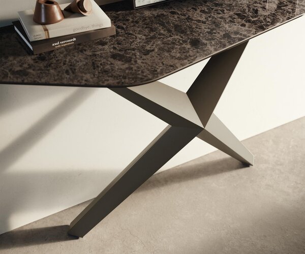DELIFE Konzolový stůl Edge polygonální 140×50 cm keramika Emperador Extra Lucidato tmavě hnědá Zentharo kov titanová barva