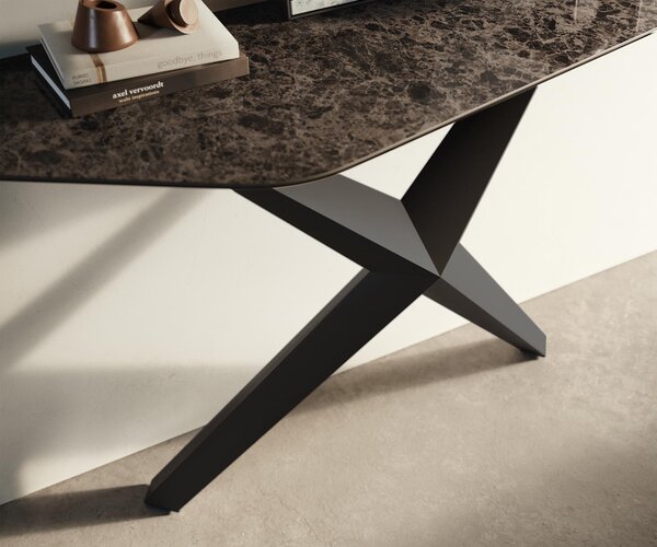 DELIFE Konzolový stůl Edge polygonální 140×50 cm keramika Emperador Extra Lucidato tmavě hnědá Zentharo kov černá