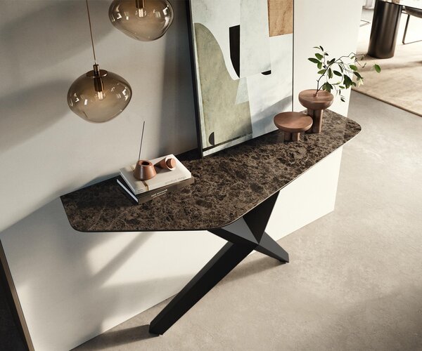 DELIFE Konzolový stůl Edge polygonální 140×50 cm keramika Emperador Extra Lucidato tmavě hnědá Zentharo kov černá