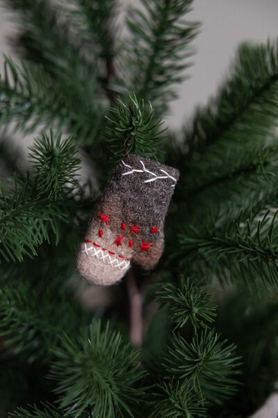 Storefactory Scandinavia Plstěná ozdoba Mittens - Brown SF667
