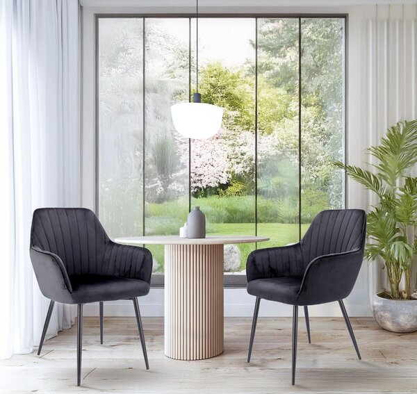 JUMI, elegantní křeslo CORA, vhodné do obývacího pokoje, jídelny nebo kuchyně. Černé, čalouněné sametovou látkou, s prošíváním