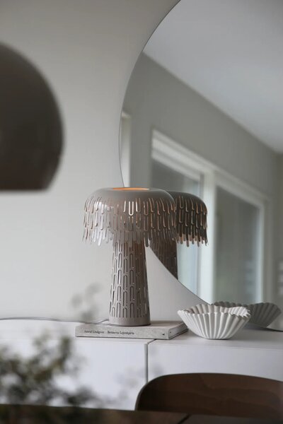 MARKSLOJD Markslöjd stolní lampa Verbera šedá