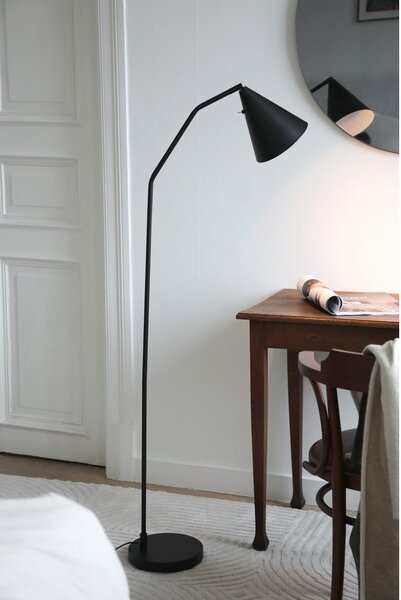 Černá LED stmívatelná stojací lampa s kovovým stínidlem (výška 144 cm) Funil – Markslöjd