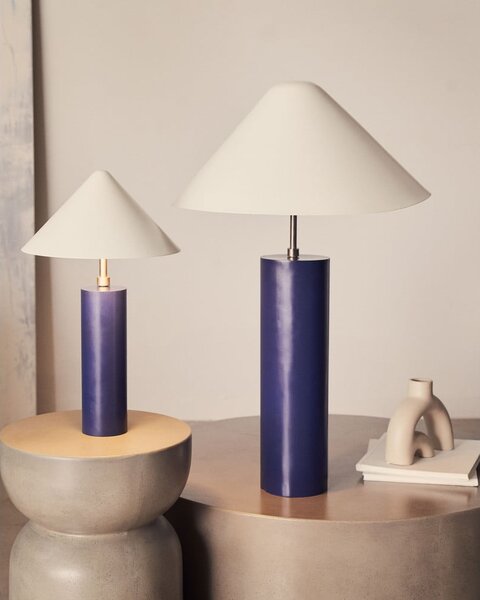 Tmavě modrá stolní lampa s kovovým stínidlem (výška 42 cm) Shiva – Kave Home