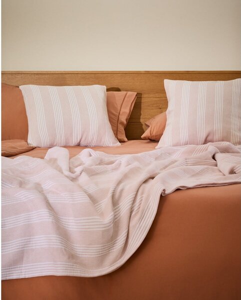 Červený/bílý bavlněný prošívaný přehoz 240x260 cm Macie – Kave Home