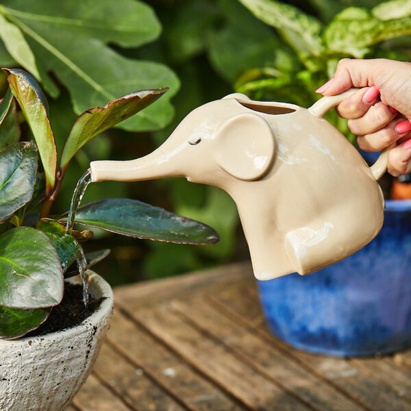 Keramická konvička na zalévání Elephant – Sass & Belle